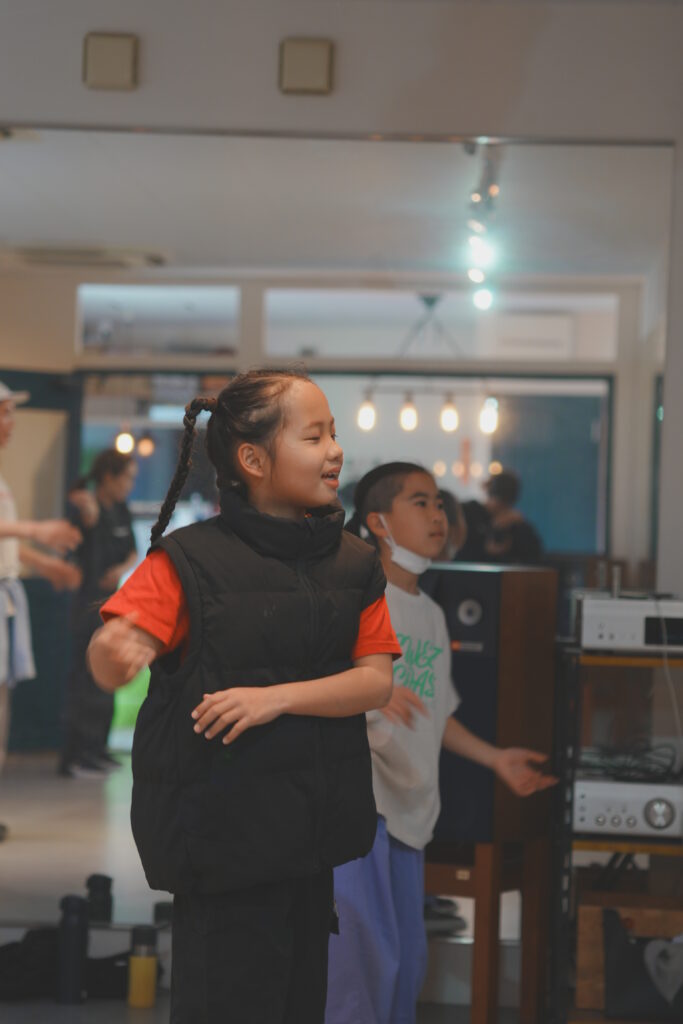 西宮市のダンススクールstudio SIOSにて開催された、HIPHOPダンスのワークショップの様子。