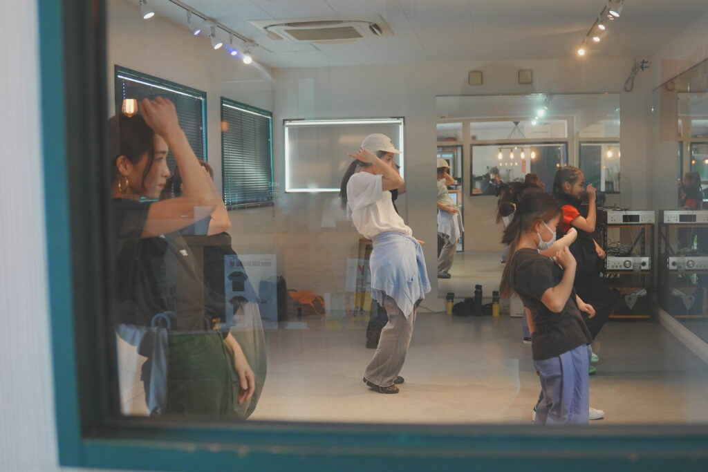 西宮市のダンススクールstudio SIOSにて開催された、HIPHOPダンスのワークショップの様子。