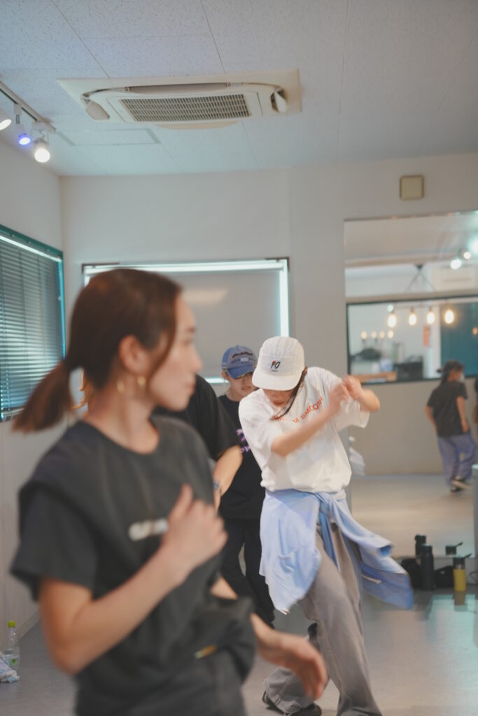 西宮市のダンススクールstudio SIOSにて開催された、HIPHOPダンスのワークショップの様子。