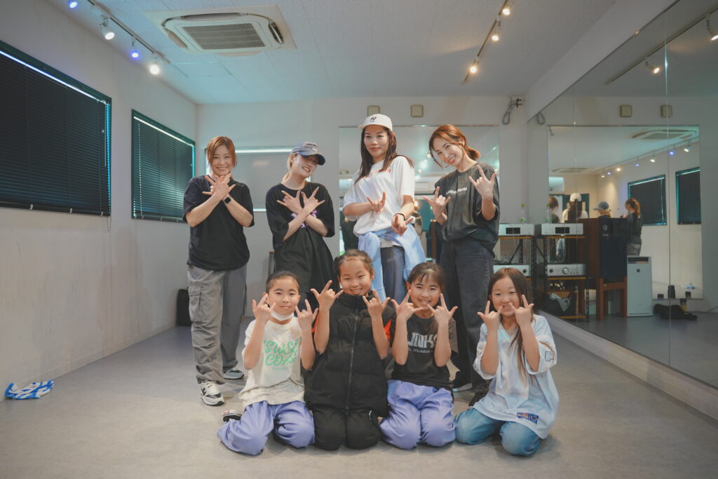 西宮市のダンススクールstudio SIOSにて開催された、HIPHOPダンスのワークショップの様子。