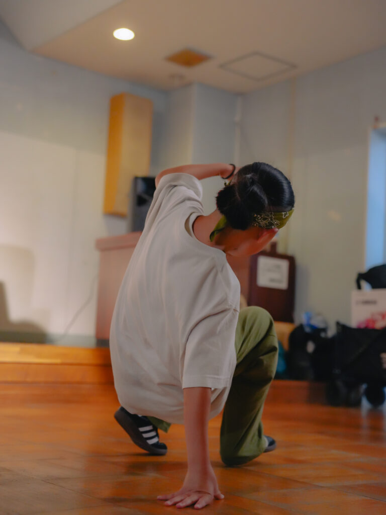 兵庫県西宮市の鳴尾東公民館にてダンスを踊る子どもたち