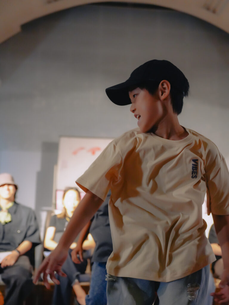 兵庫県西宮市の鳴尾東公民館にてダンスを踊る子どもたち