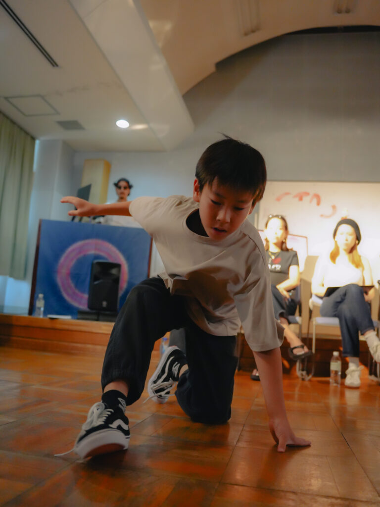 兵庫県西宮市の鳴尾東公民館にてダンスを踊る子どもたち