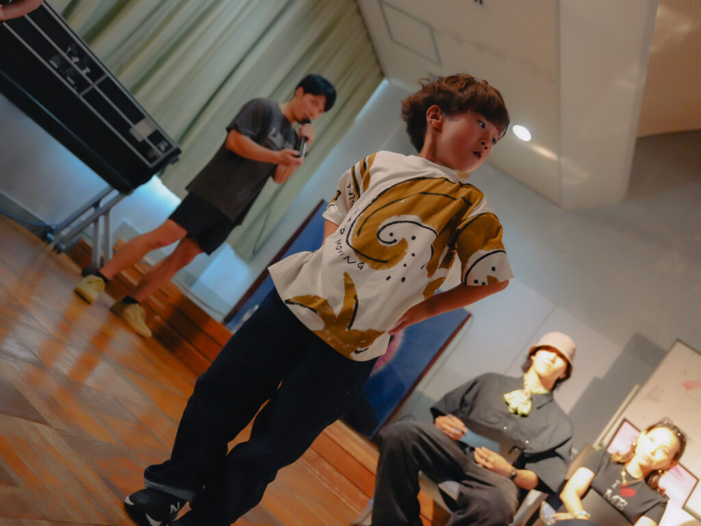 兵庫県西宮市の鳴尾東公民館にてダンスを踊る子どもたち