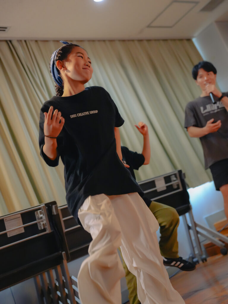 兵庫県西宮市の鳴尾東公民館にてダンスを踊る子どもたち
