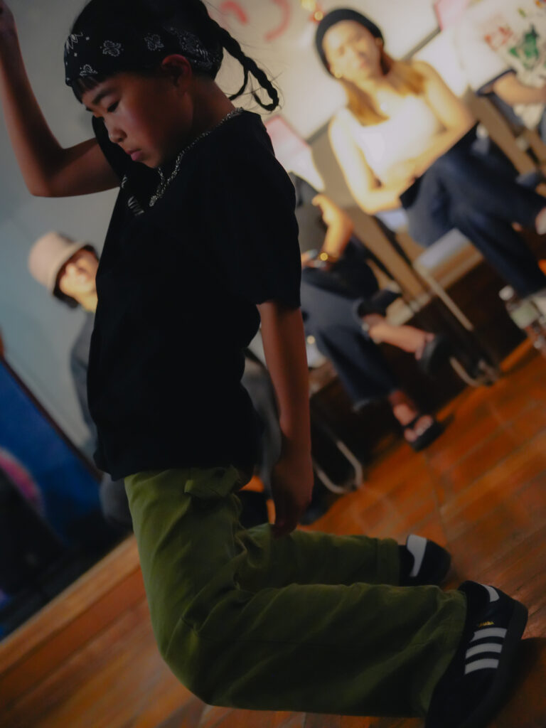 兵庫県西宮市の鳴尾東公民館にてダンスを踊る子どもたち