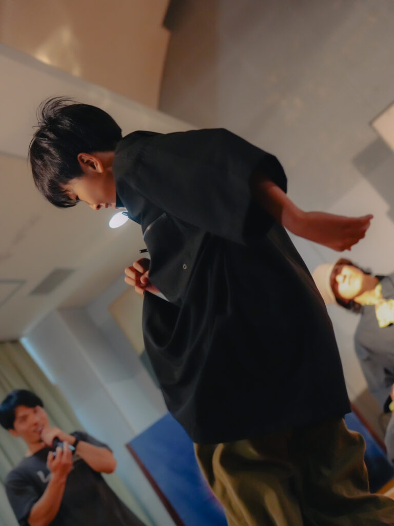 兵庫県西宮市の鳴尾東公民館にてダンスを踊る子どもたち