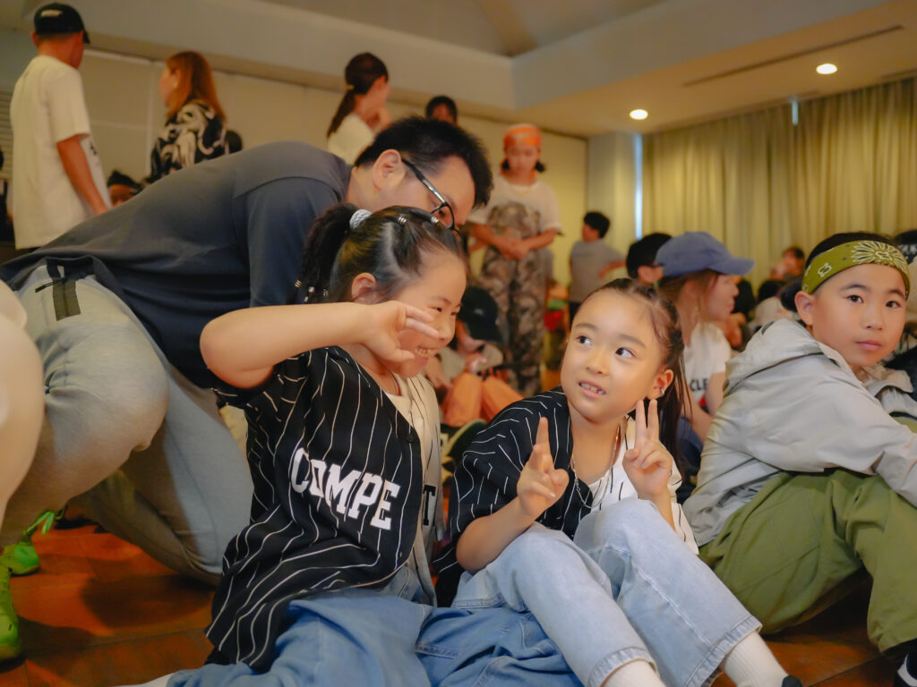 兵庫県西宮市の鳴尾東公民館にてダンスを踊る子どもたち