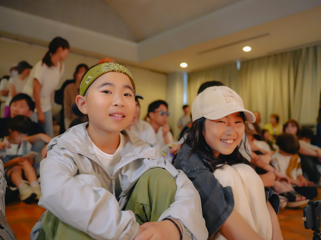兵庫県西宮市の鳴尾東公民館にてダンスを踊る子どもたち