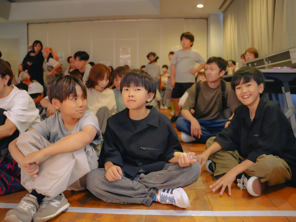 兵庫県西宮市の鳴尾東公民館にてダンスを踊る子どもたち