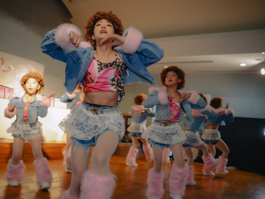 兵庫県西宮市の鳴尾東公民館にてダンスを踊る子どもたち