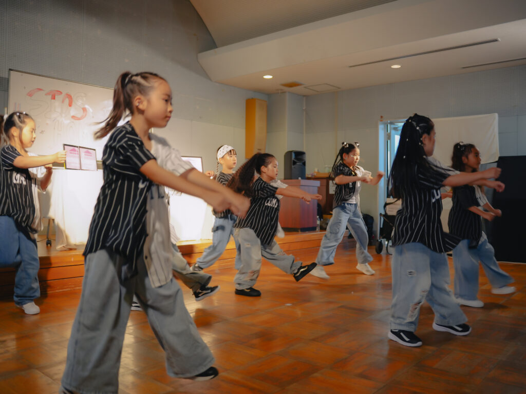 兵庫県西宮市の鳴尾東公民館にてダンスを踊る子どもたち