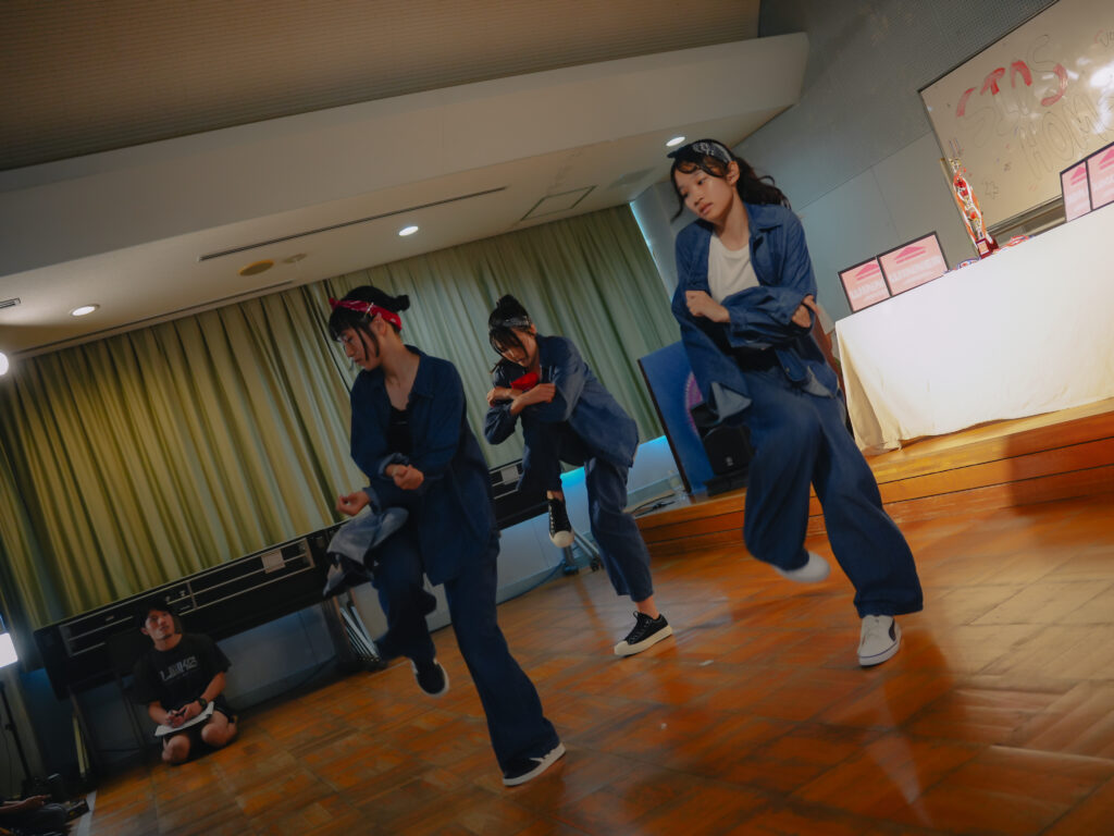 兵庫県西宮市の鳴尾東公民館にてダンスを踊る子どもたち