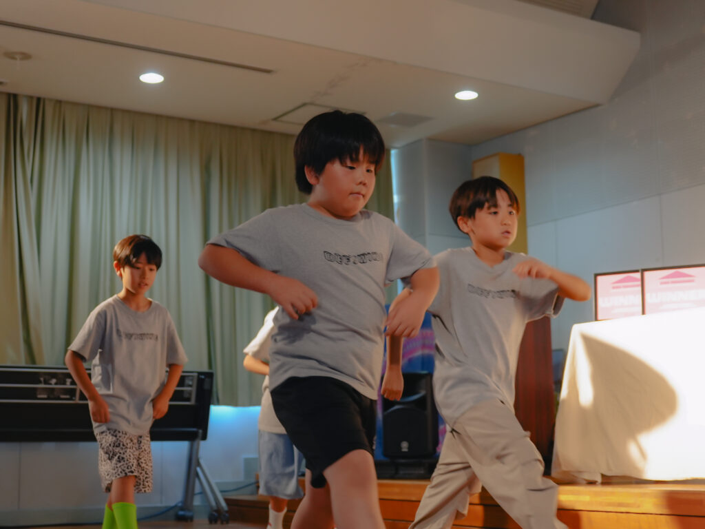 兵庫県西宮市の鳴尾東公民館にてダンスを踊る子どもたち