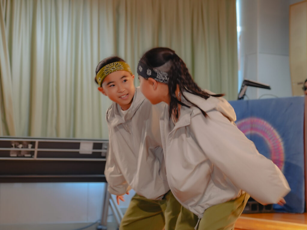 兵庫県西宮市の鳴尾東公民館にてダンスを踊る子どもたち