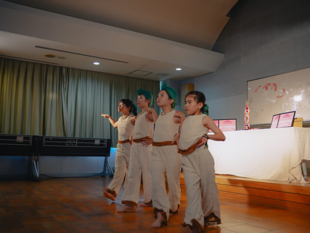 兵庫県西宮市の鳴尾東公民館にてダンスを踊る子どもたち