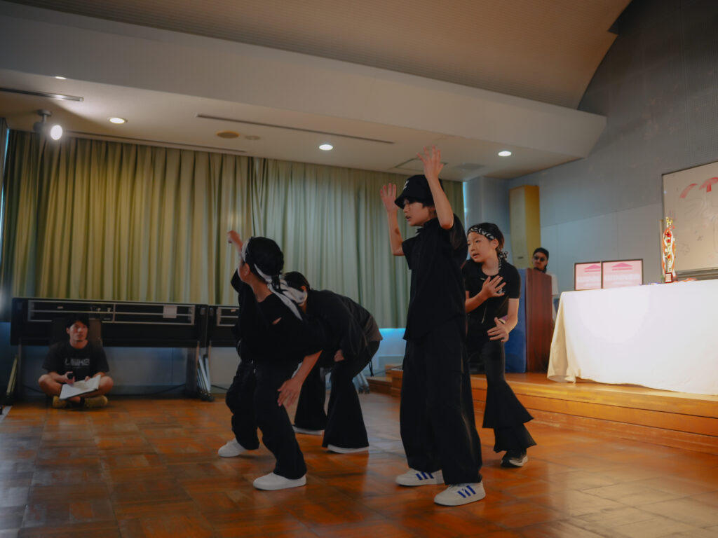 兵庫県西宮市の鳴尾東公民館にてダンスを踊る子どもたち