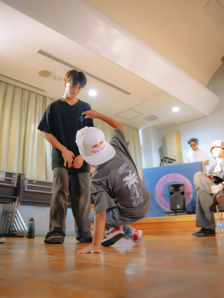 兵庫県西宮市の鳴尾東公民館にてダンスを踊る子どもたち