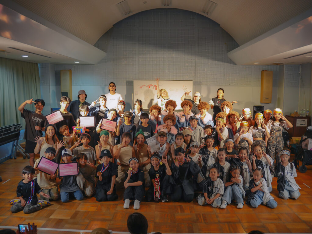 兵庫県西宮市の鳴尾東公民館にてダンスを踊る子どもたち