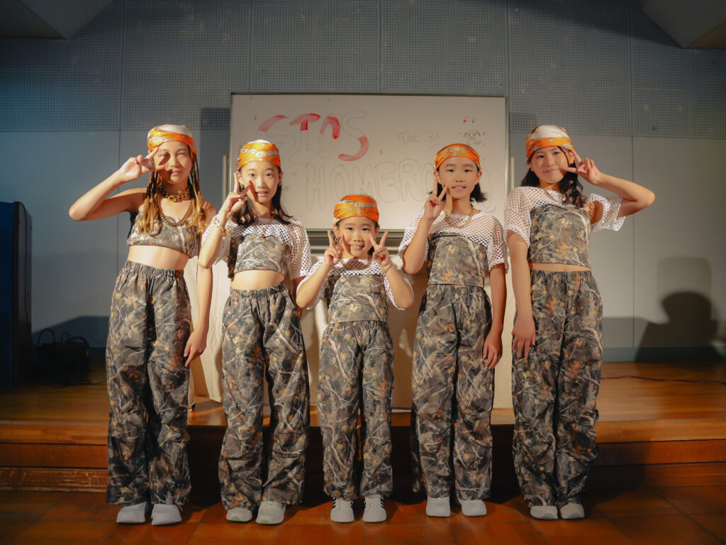 兵庫県西宮市の鳴尾東公民館にてダンスを踊る子どもたち