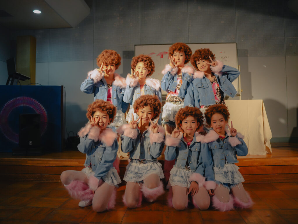 兵庫県西宮市の鳴尾東公民館にてダンスを踊る子どもたち