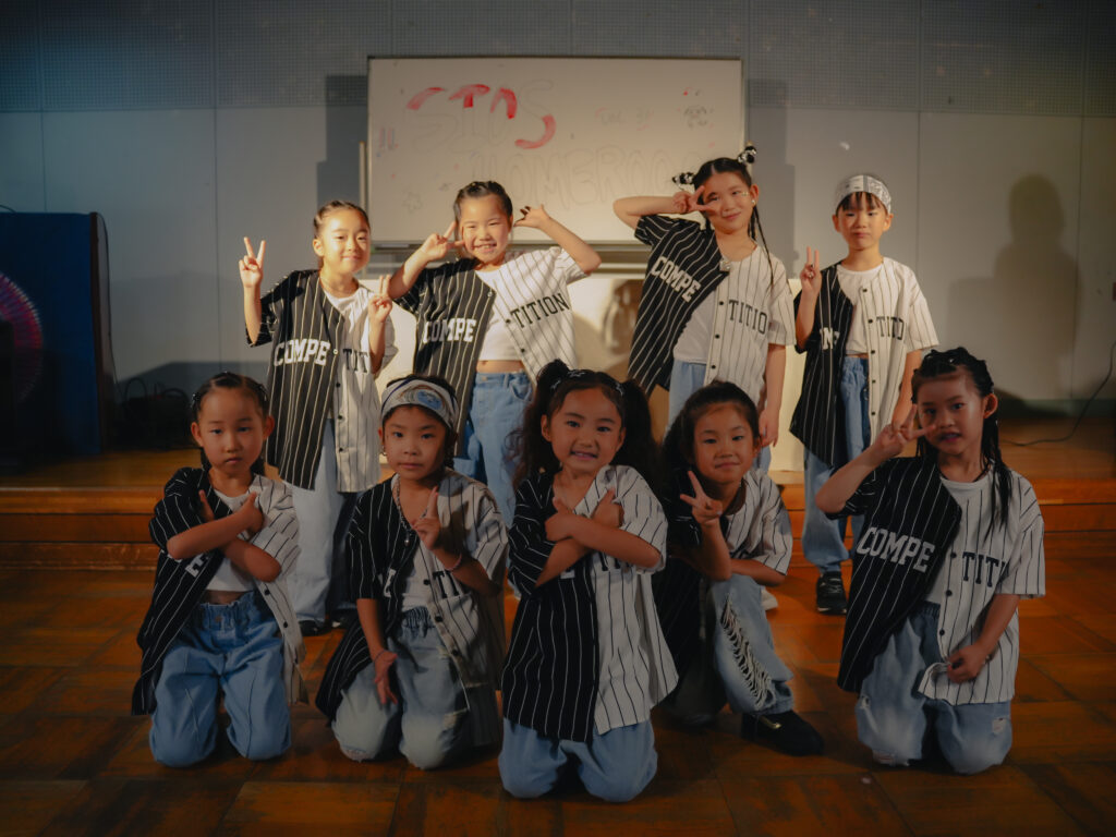 兵庫県西宮市の鳴尾東公民館にてダンスを踊る子どもたち