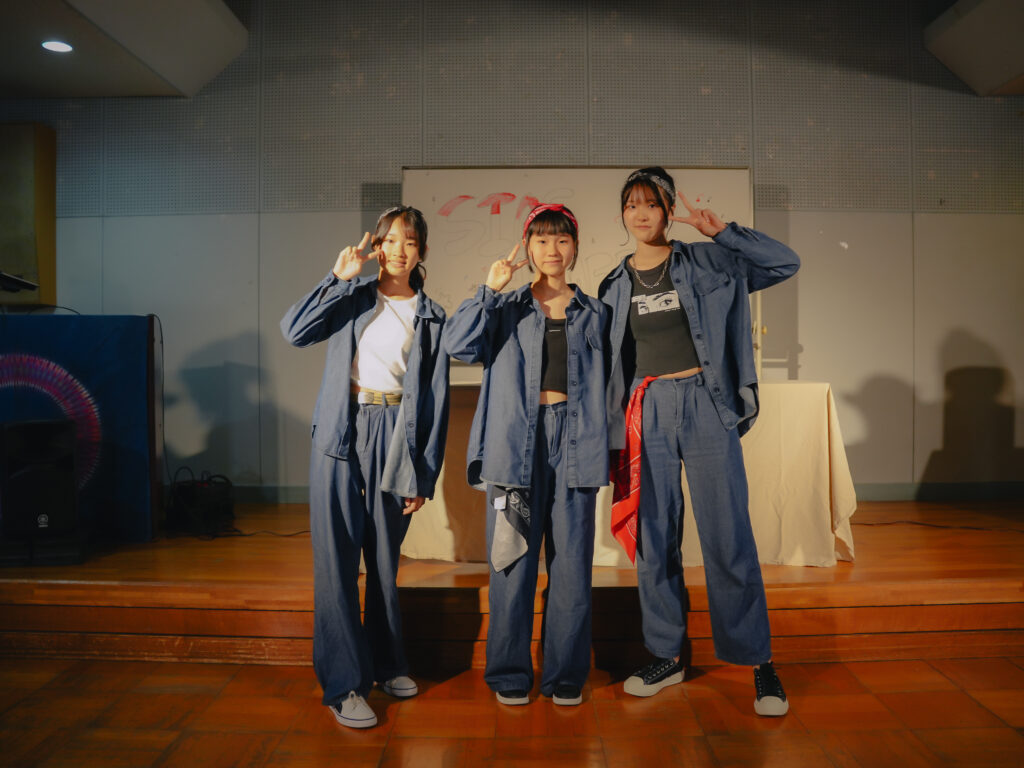 兵庫県西宮市の鳴尾東公民館にてダンスを踊る子どもたち
