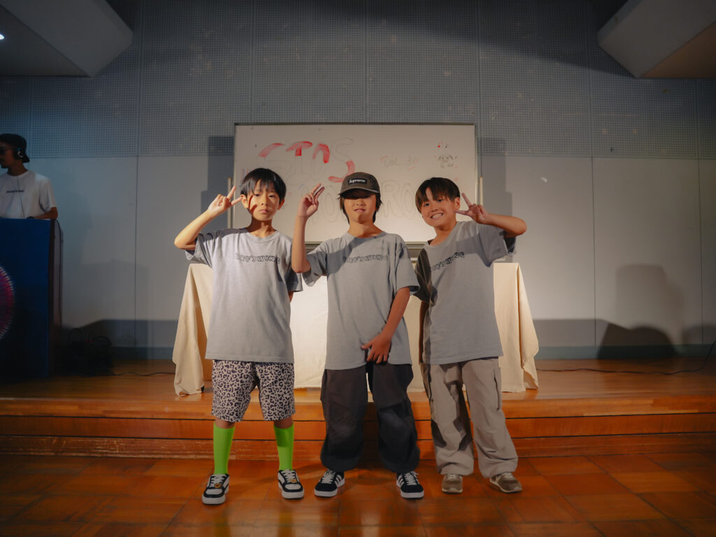 兵庫県西宮市の鳴尾東公民館にてダンスを踊る子どもたち