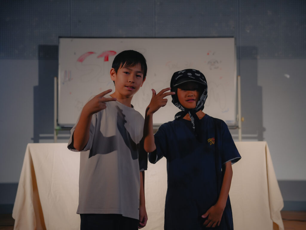兵庫県西宮市の鳴尾東公民館にてダンスを踊る子どもたち