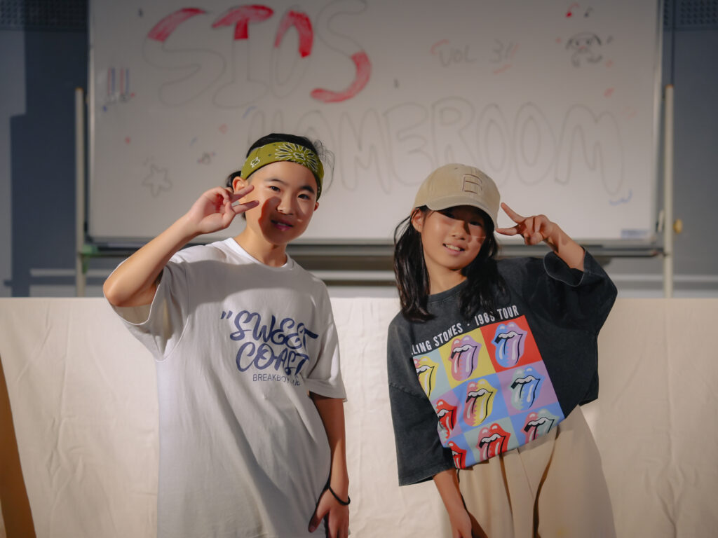 兵庫県西宮市の鳴尾東公民館にてダンスを踊る子どもたち