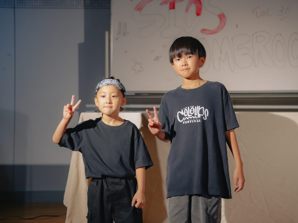 兵庫県西宮市の鳴尾東公民館にてダンスを踊る子どもたち
