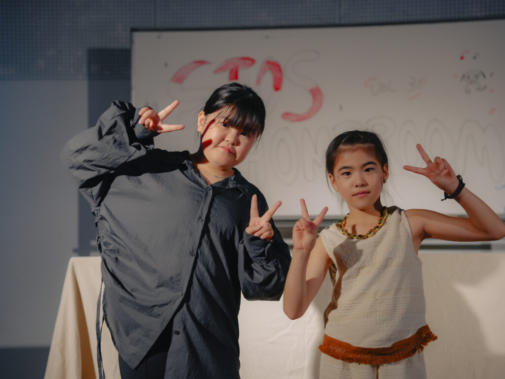 兵庫県西宮市の鳴尾東公民館にてダンスを踊る子どもたち