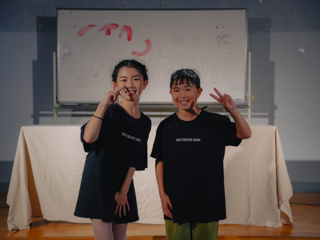 兵庫県西宮市の鳴尾東公民館にてダンスを踊る子どもたち